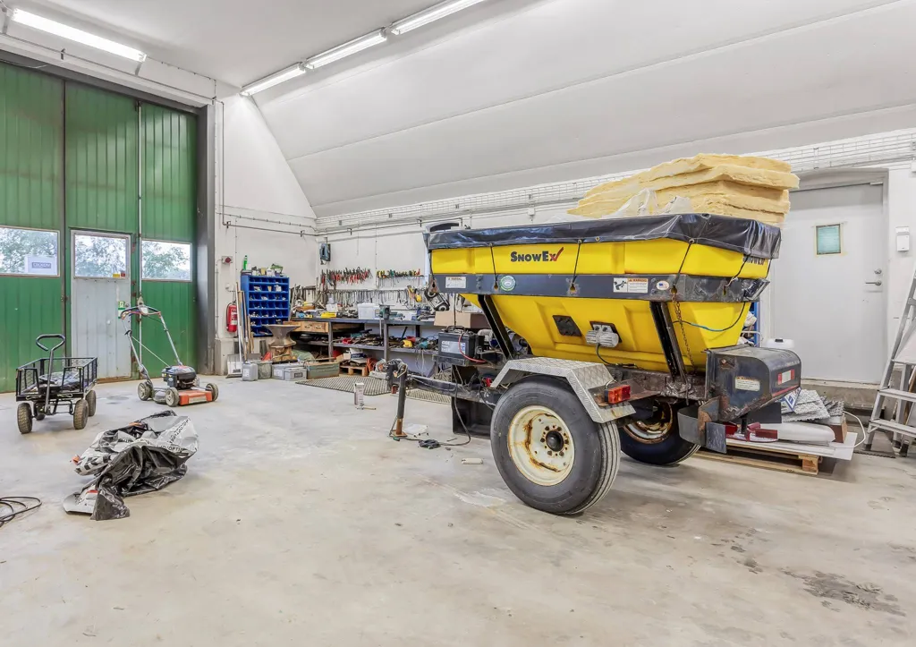 Garage - Farm with Workshop and Land in Sjöbo, Skåne