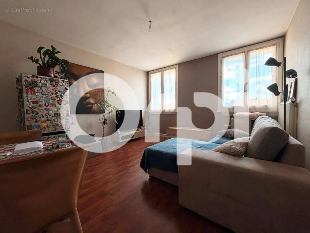 Séjour - Appartement T2 avec Vue sur Cour au Centre de Compiègne