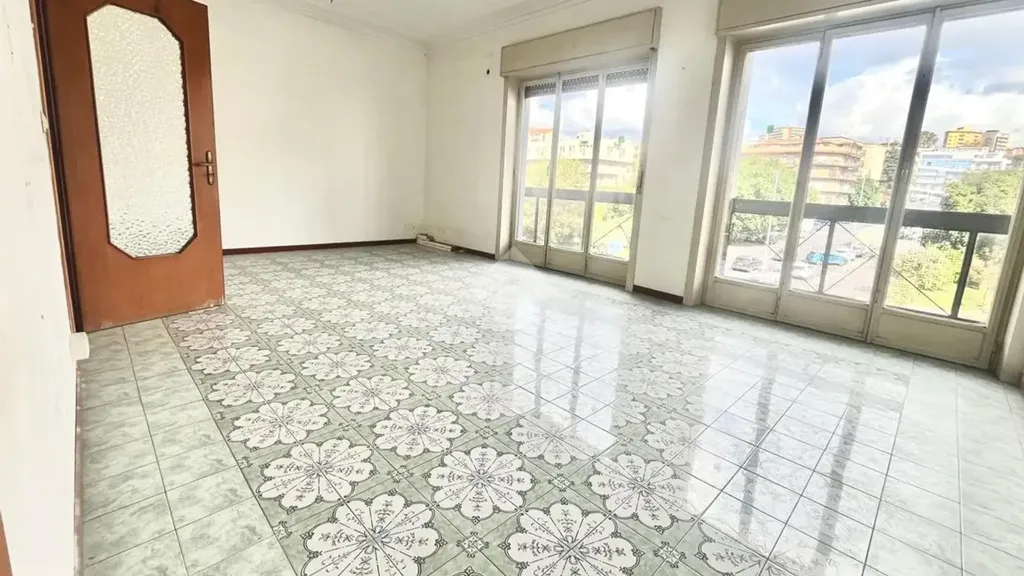 Soggiorno - Appartamento con tre balconi a Catania