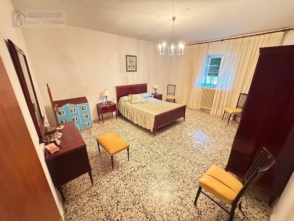 Magamistoad - Six-Bedroom House with Large Plot in Renedo de Esgueva