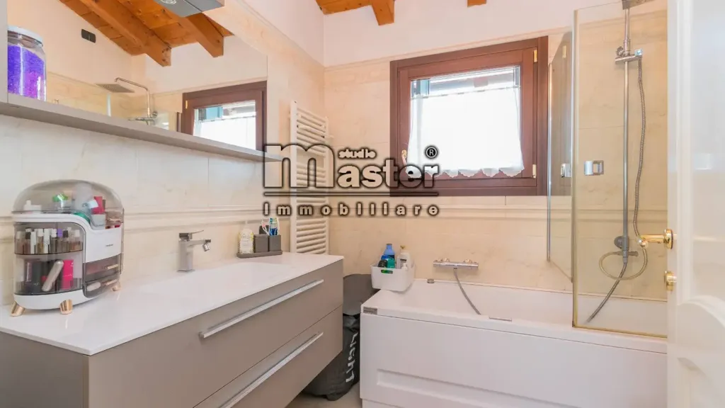 Salles de bain - Attico with South-Facing Terrace in Treviso