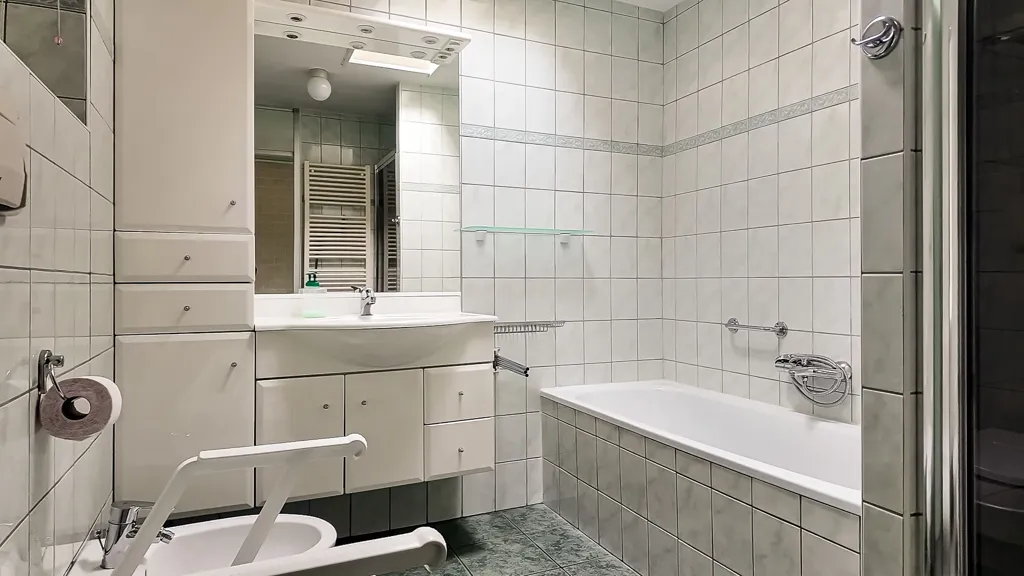 Vannitoad - Playfully Designed Corner Home with Patio in Leiderdorp