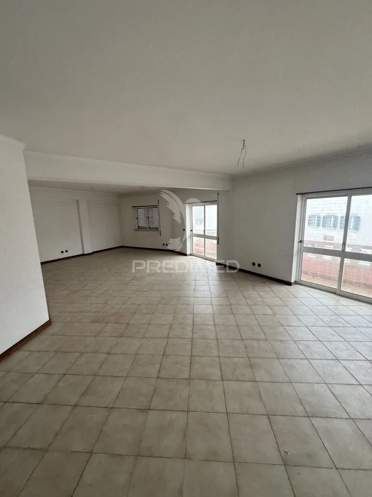 Pièces - Office with Conversion Potential in Porto de Mós