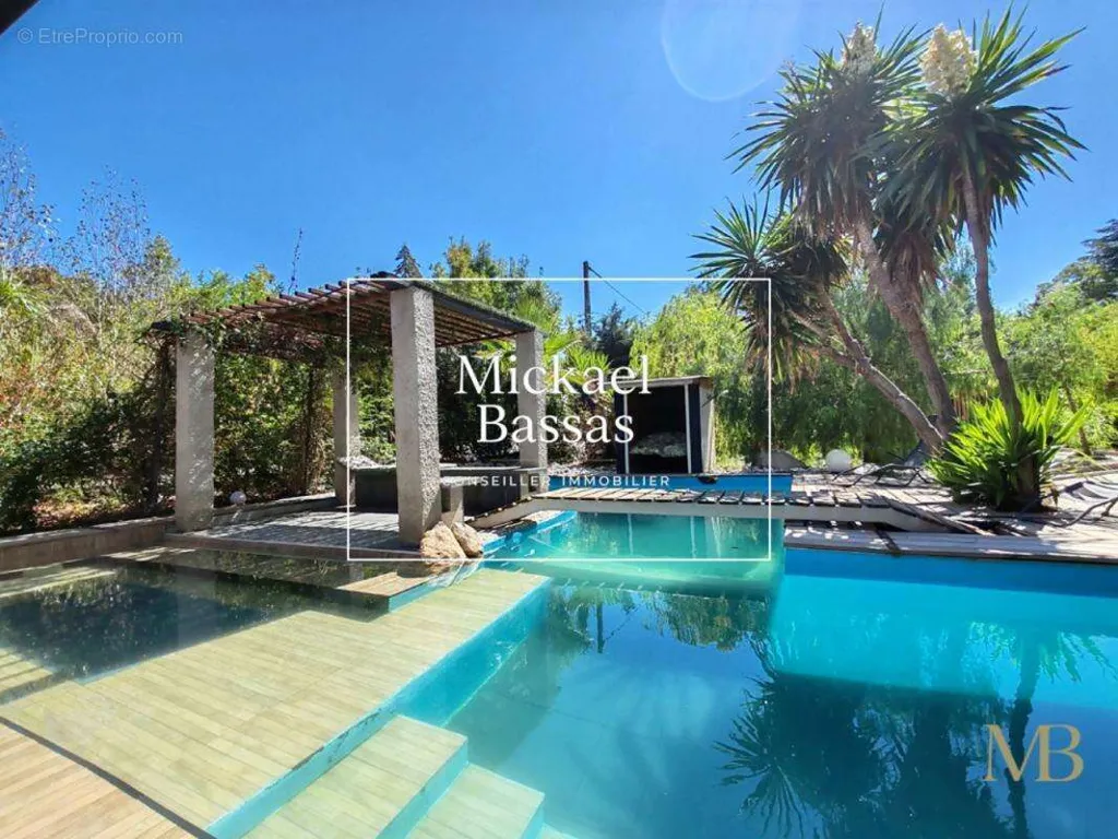 Piscine - Villa Contemporaine avec Piscine à Rigarda