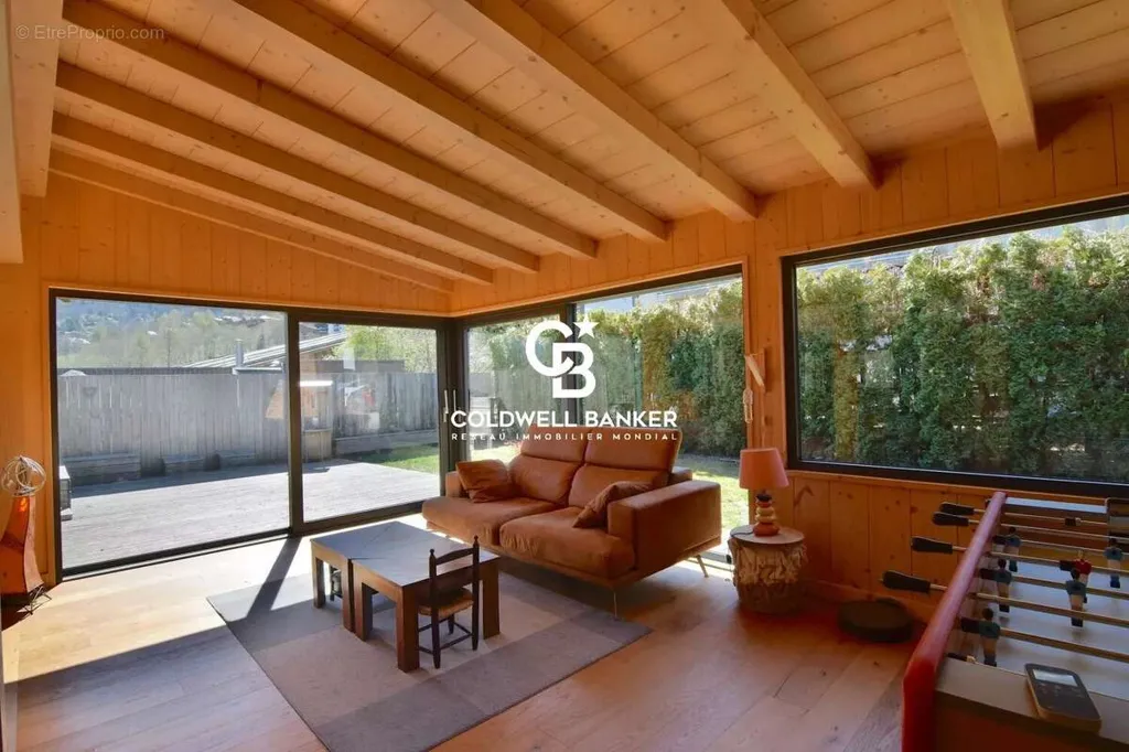 Elutuba - Mixed-Use Property with South-Facing View in Les Houches