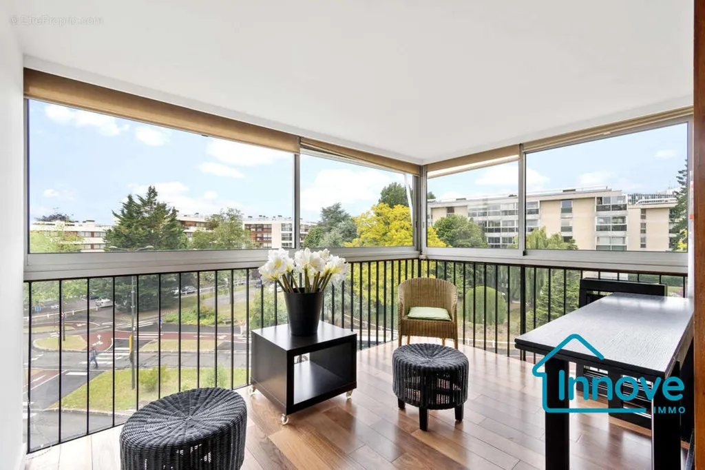 Balcony - Luxury Flat with West View in Le Chesnay