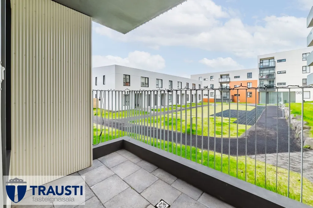 Balcon - Modern Apartment with Balcony in Árbær