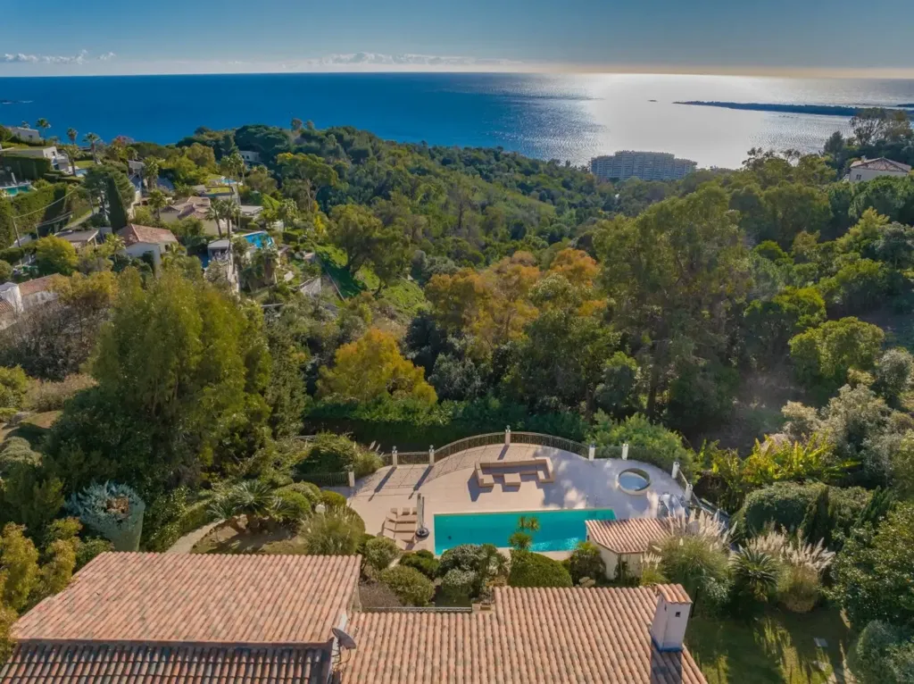 Vue aérienne - Villa avec Vue Panoramique sur la Mer à Super Cannes