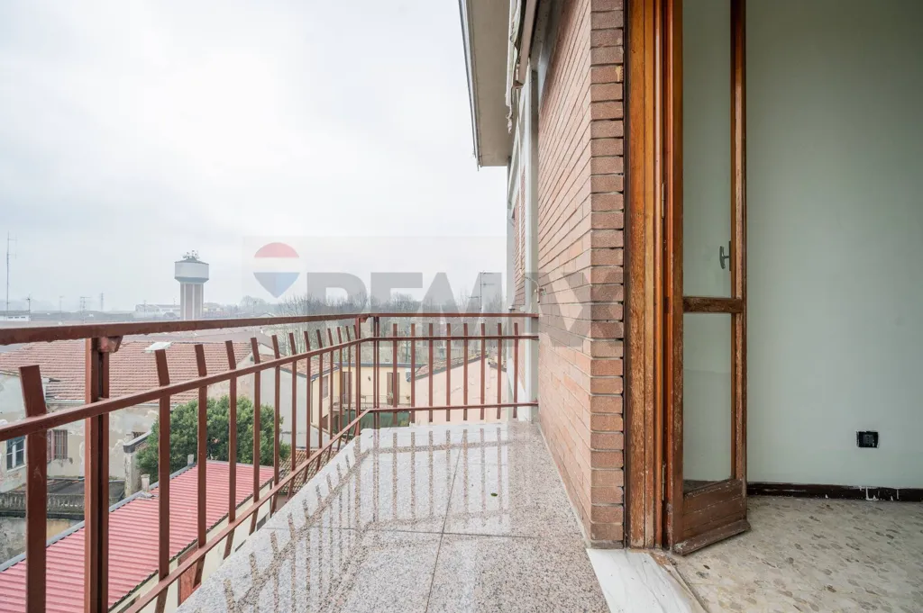 Rõdu - Spacious Apartment with Panoramic View in Guastalla Centre