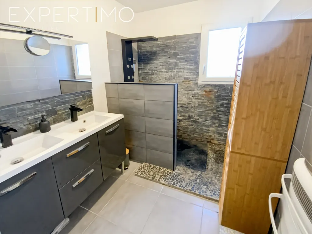 Salles de bain - Maison Récemment Construite avec Jardin et Garage à Apt