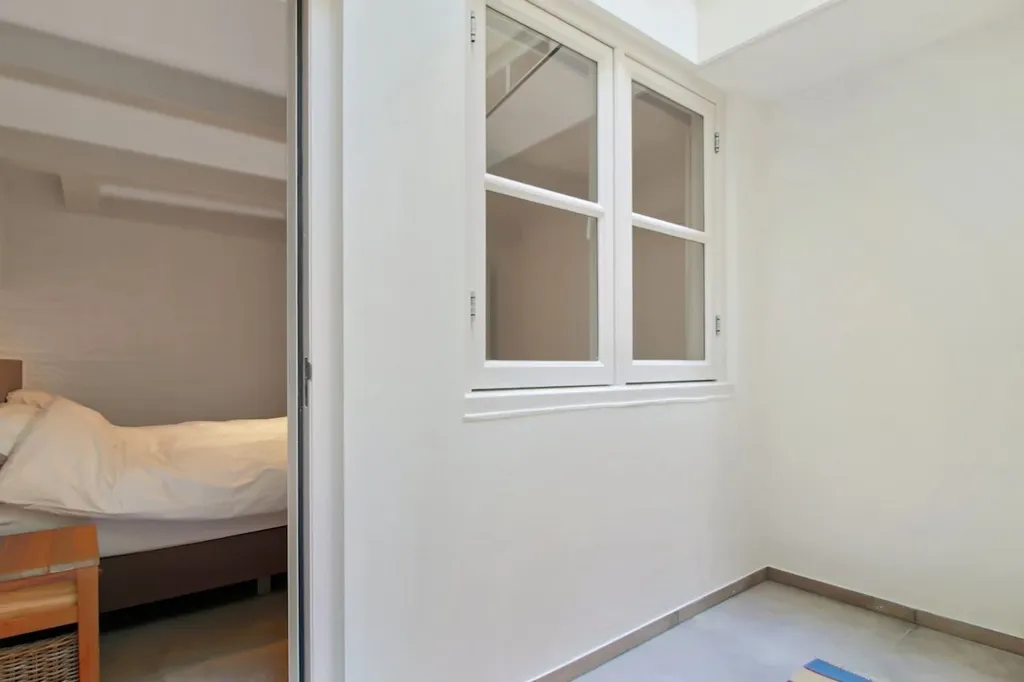Magamistoad - 17th-Century Canal-View Apartment in Amsterdam