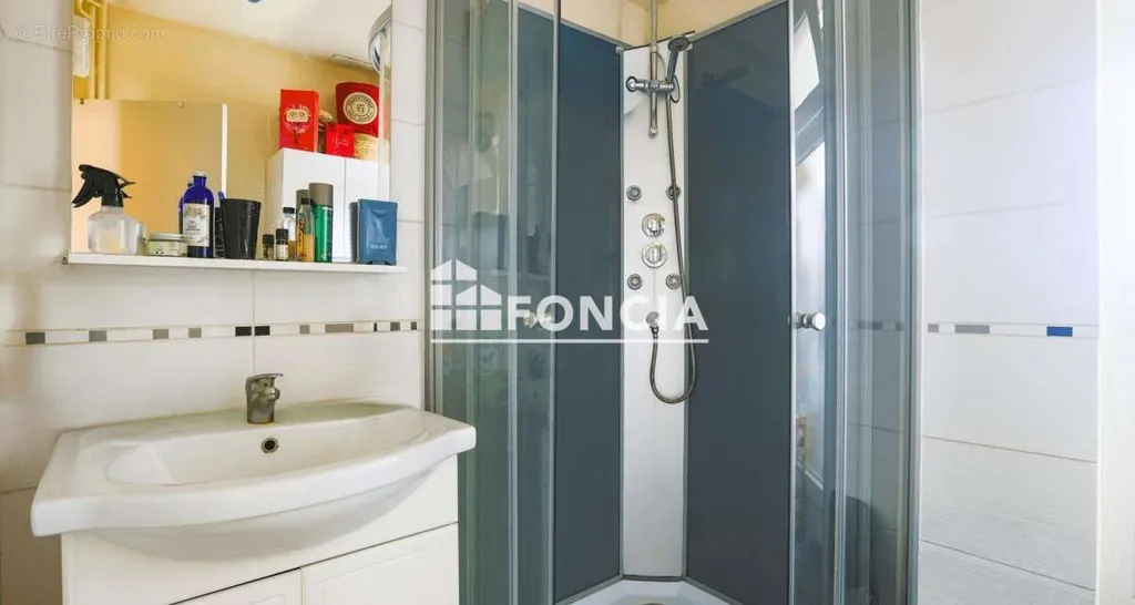 Vannitoad - Functional 4-Piece Apartment with Balcony in Rochefort