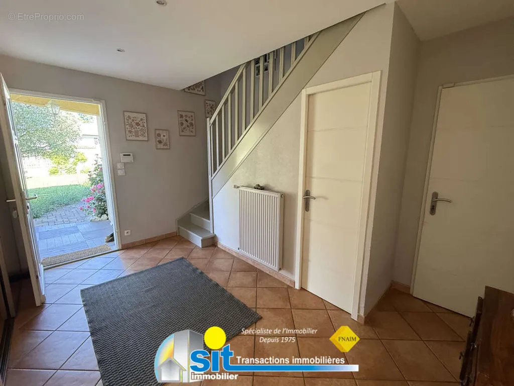 Entrée - Villa avec Piscine et Jardin à Reventin-Vaugris