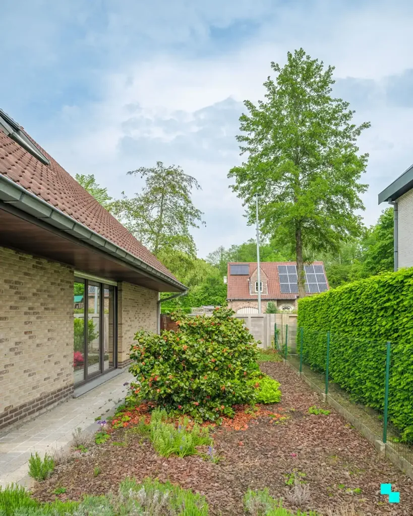 Garden - Spacious Villa in Quiet Residential Area