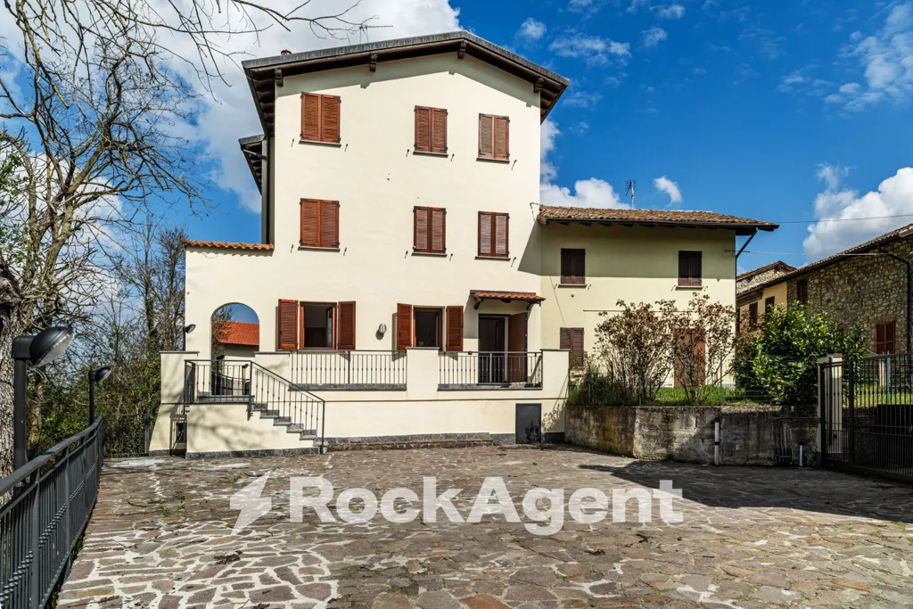 Exterior - First Floor Flat with Balcony in Camolino