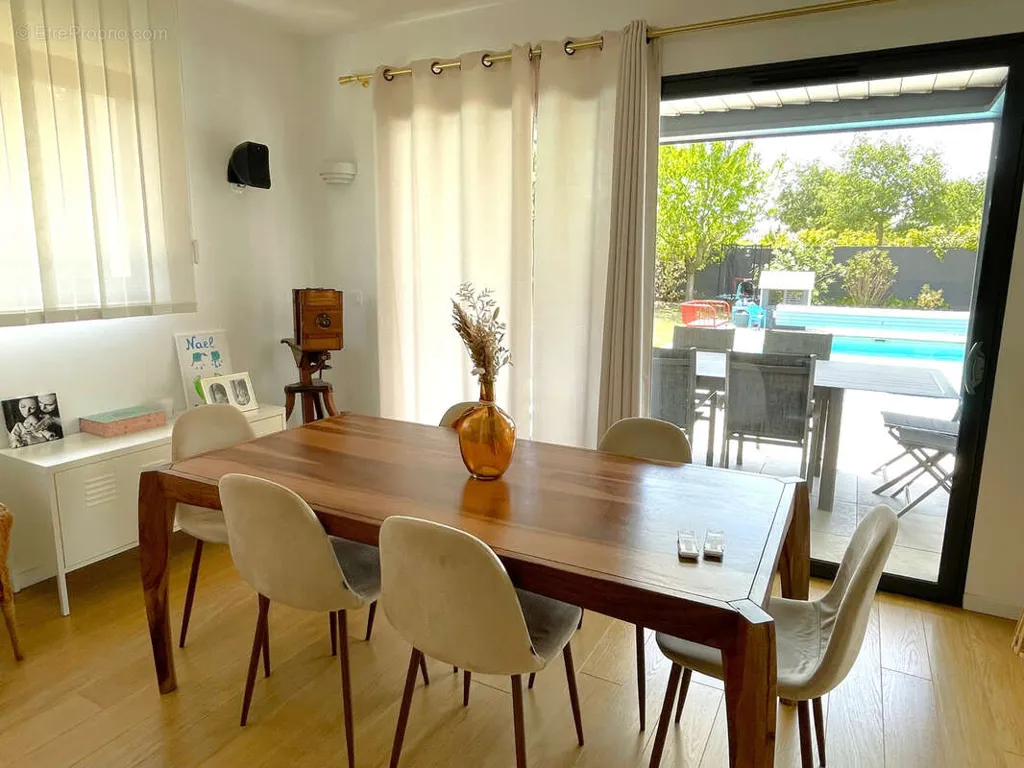 Salle à manger - Maison Contemporaine avec Piscine à Saint-Priest