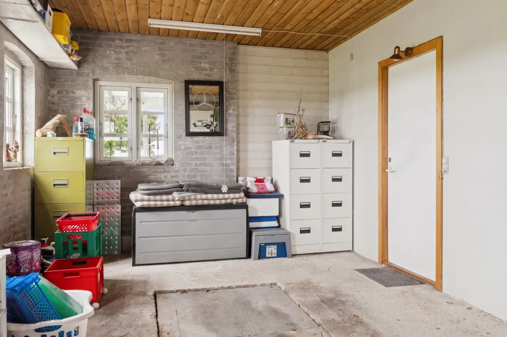 Garage - 1912 Villa with Water View in Kalundborg