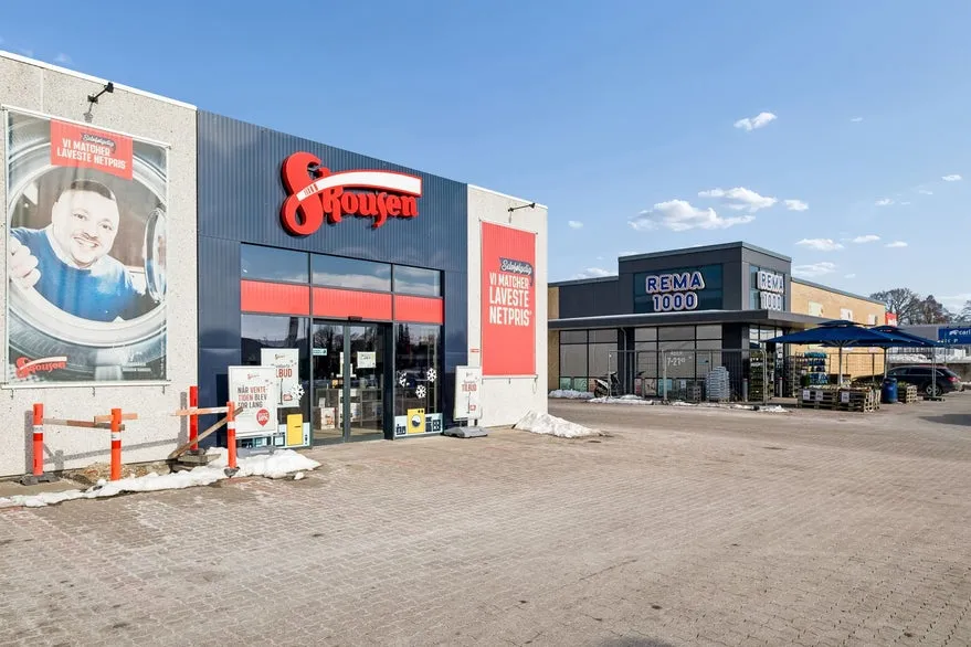 Välivaade - Retail Unit with Solar Panels in North Randers