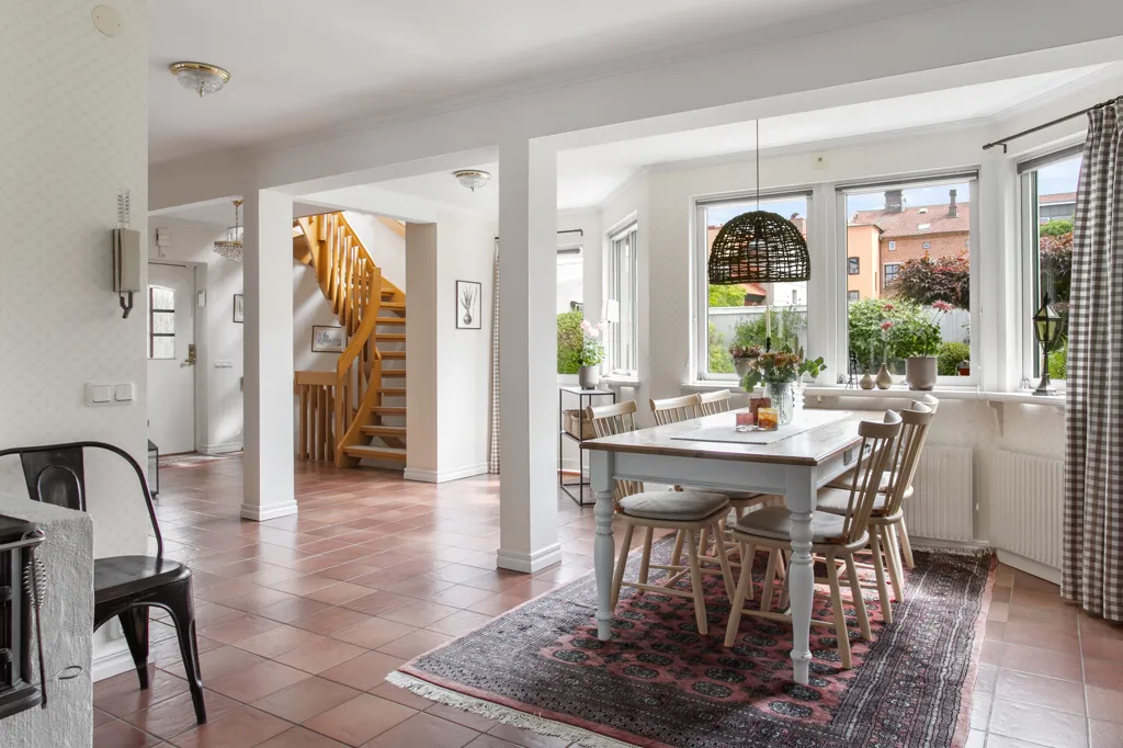 Salle à manger - City Villa with Garden Oasis in Central Location