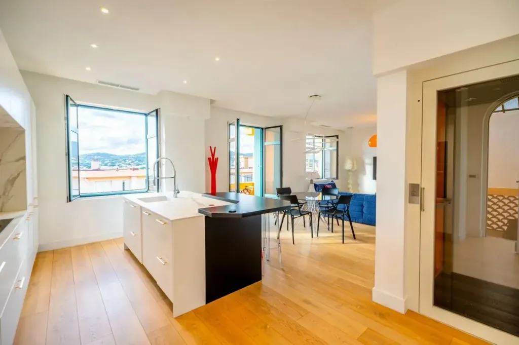 Cuisine - Appartement Luxueux avec Vue Mer à Sainte-Maxime