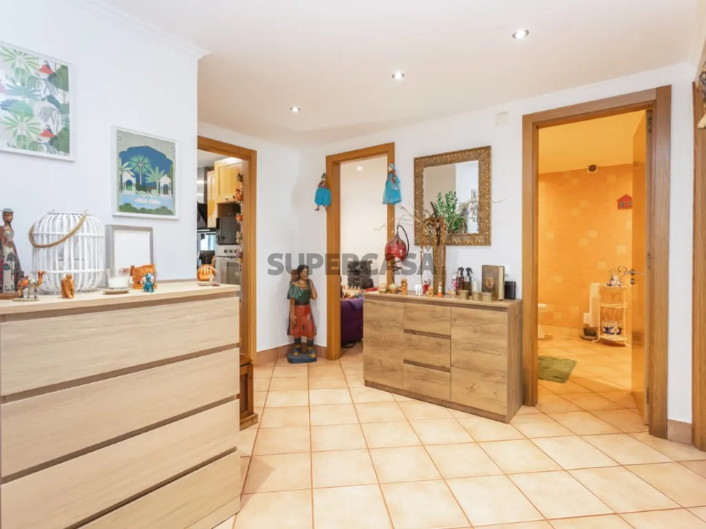 Esik - Open-Plan Apartment with River View in Almada
