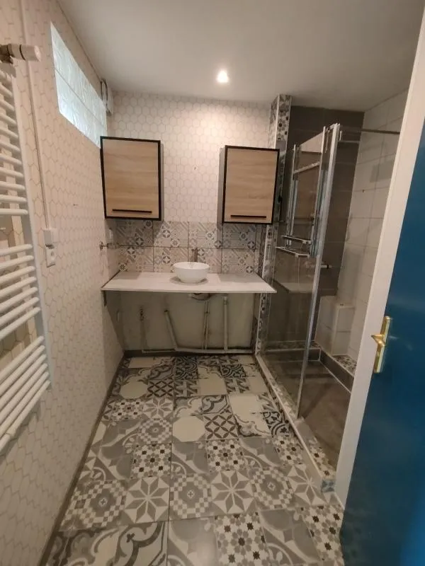Salles de bain - Maison de Ville avec Parking à Sedan