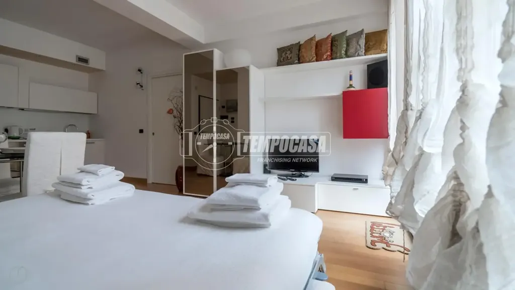 Magamistoad - Rear-Facing Studio with Terrace in Milan
