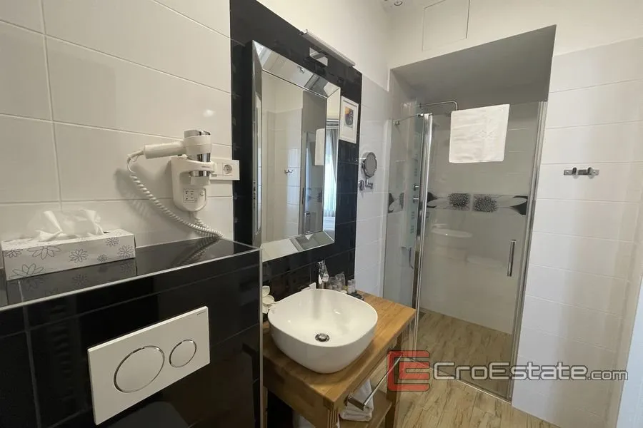 Vannitoad - Four-Bedroom Apartment with Waterfront View in Split