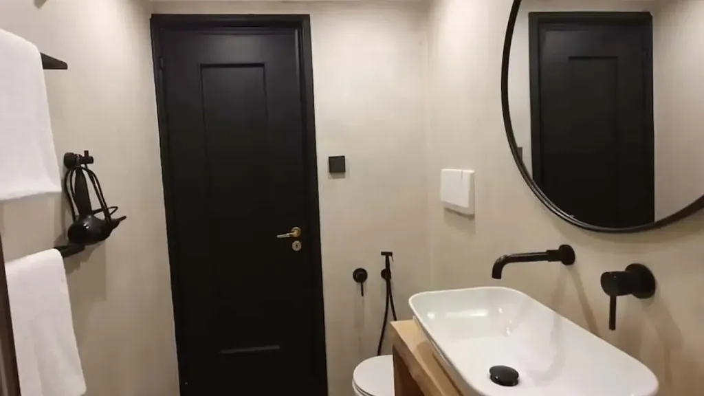 Bathrooms - Furnished Studio with Air Conditioning in Genoa