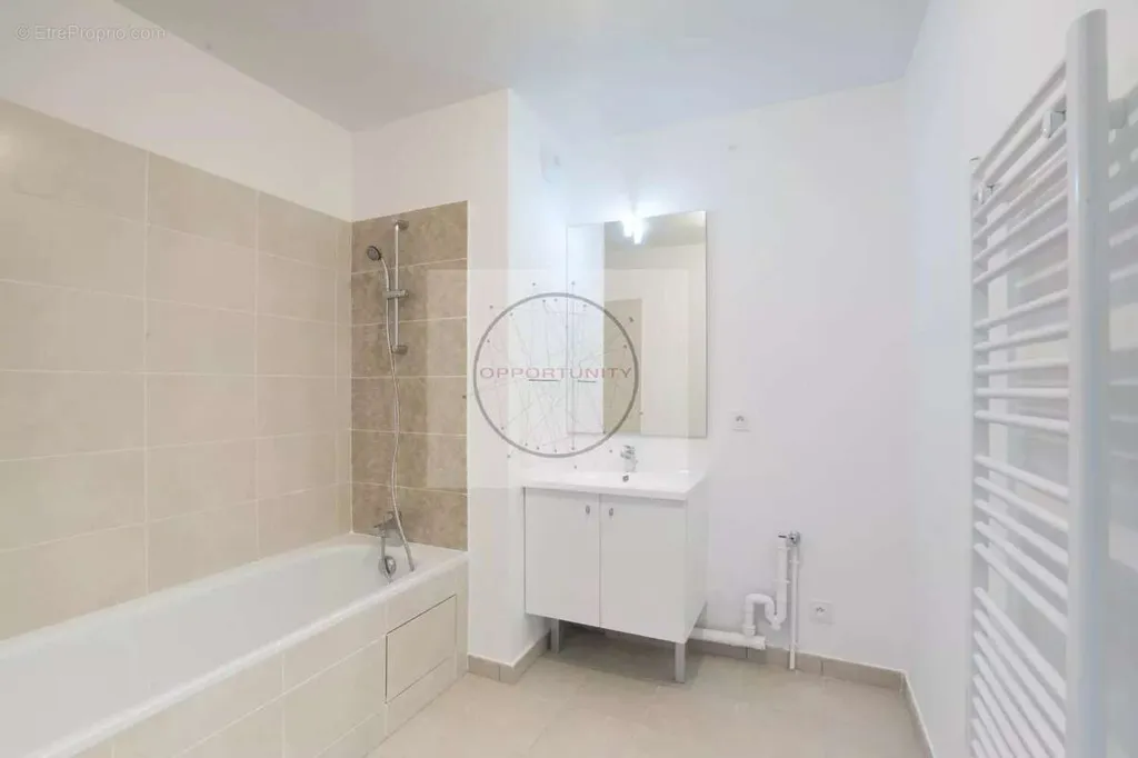 Bathrooms - 3-Bed Apartment with Balcony in Le Blanc-Mesnil