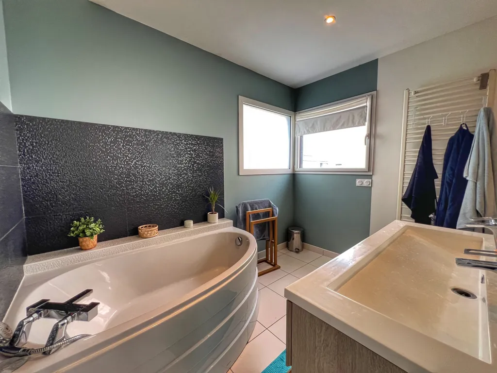 Salles de bain - Maison Contemporaine avec Terrasse au Centre de Melesse