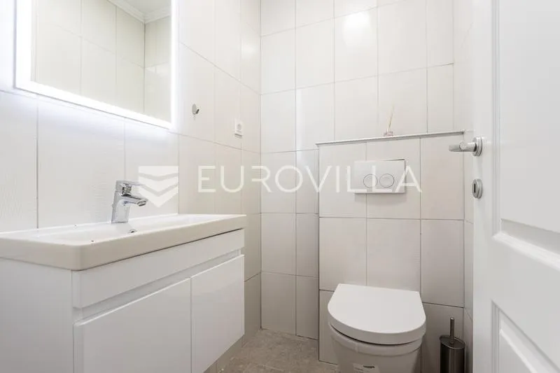 Bathrooms - House with Pool and Gallery in Gaćelezi