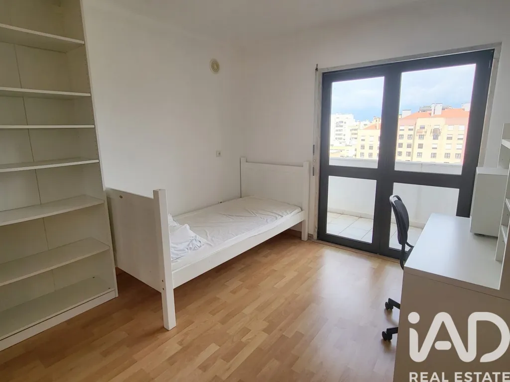 Bedrooms - T3 Apartment with Spacious Terrace in Alfragide