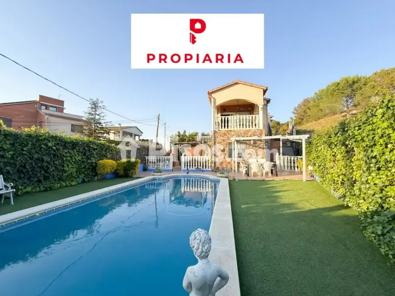 Piscine - Detached House with Pool in Sant Esteve Sesrovires
