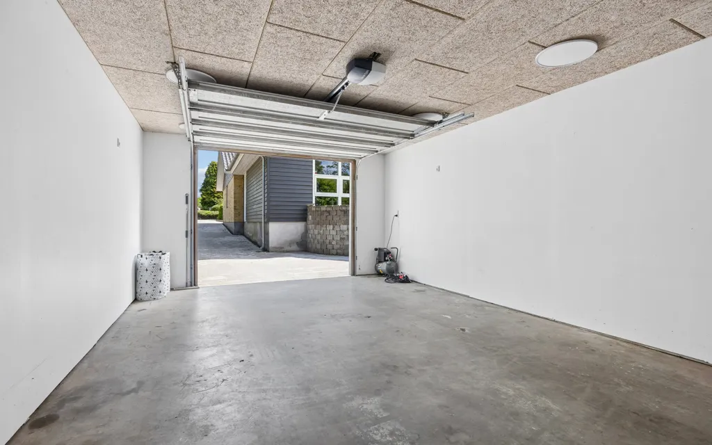 Garage - Fenced Villa with Garden in Høng