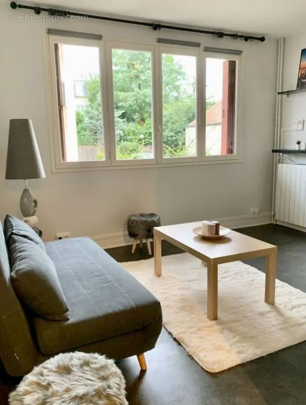 Living Room - Renovated Studio near Gare in Maisons-Laffitte