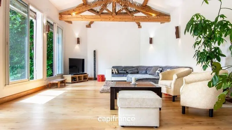 Elutuba - Charming Property with Pool in Gleizé
