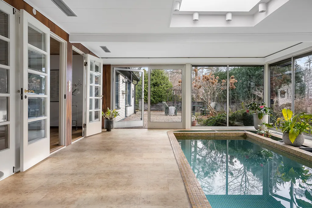 Bassein - Spacious Villa with Pool in Frösakull