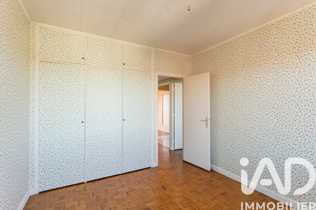 Magamistoad - 3-Bed Apartment with Balcony near Brive Gare