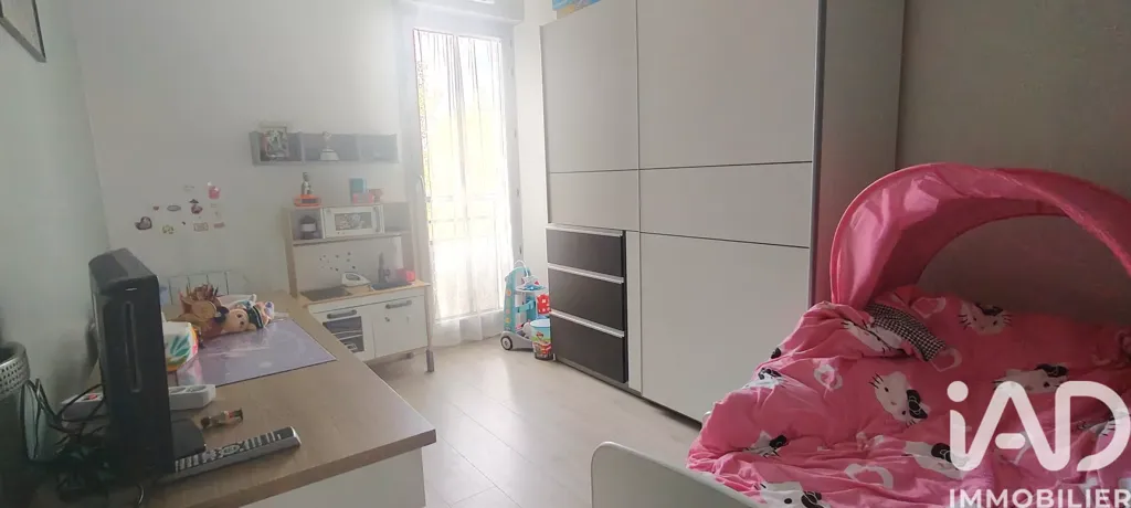 Bedrooms - 4-Bedroom Apartment with Terrace in Chelles