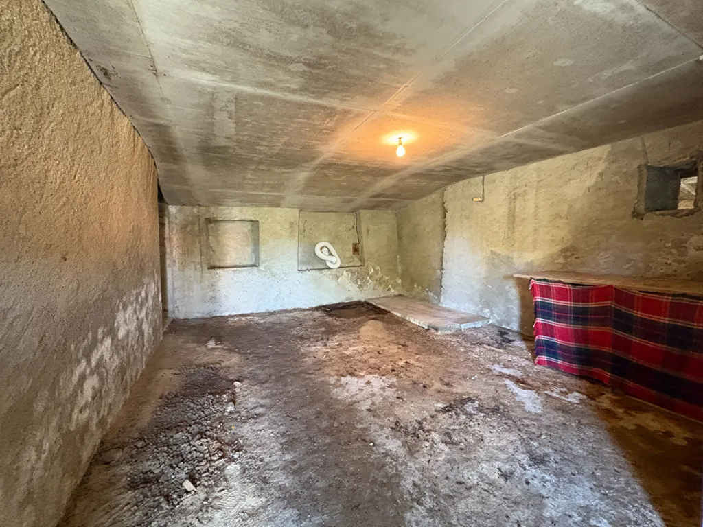 Pièces - Ancienne Ferme à Réhabiliter avec Dépendances à Châteauneuf