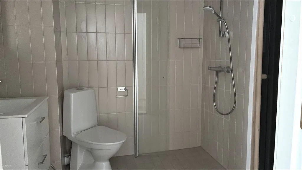 Salles de bain - Efficient 2-Bed Flat with Sauna in Kallahti, Helsinki