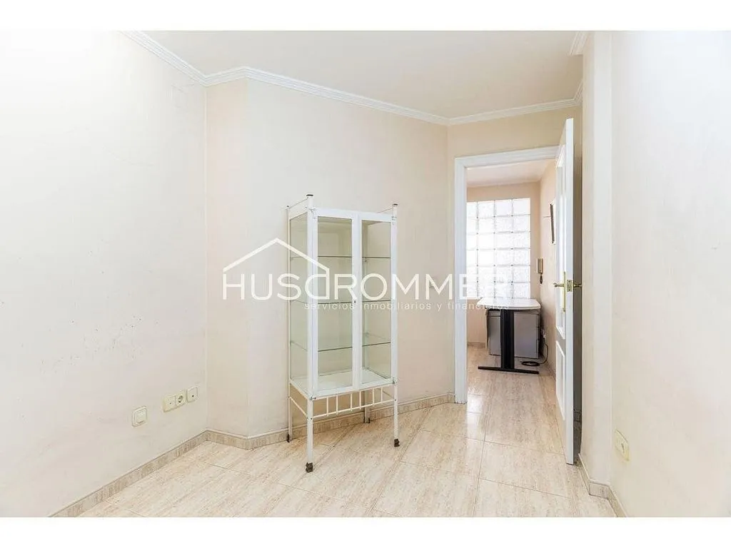 Esik - Dual-Unit Property with Central Location in Vila-real