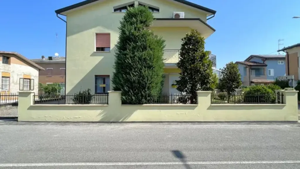 Välivaade - Rear-Access Villa with Garden in Soliera