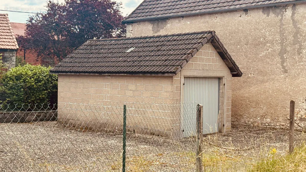 Välivaade - Three-Garage Complex in Mailly-le-Château