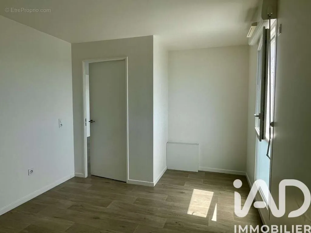 Modern Apartment with Balcony in Evry