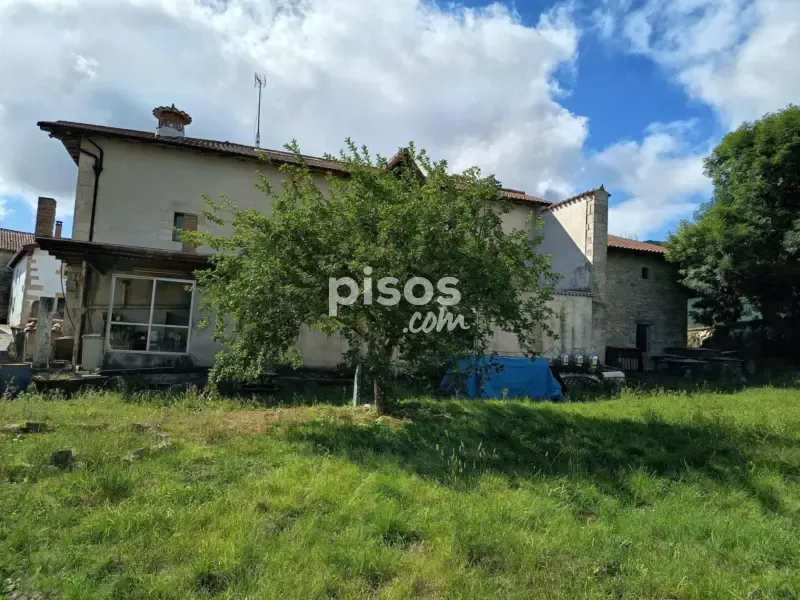 Exterior - Palatial House with Garden in Larumbe