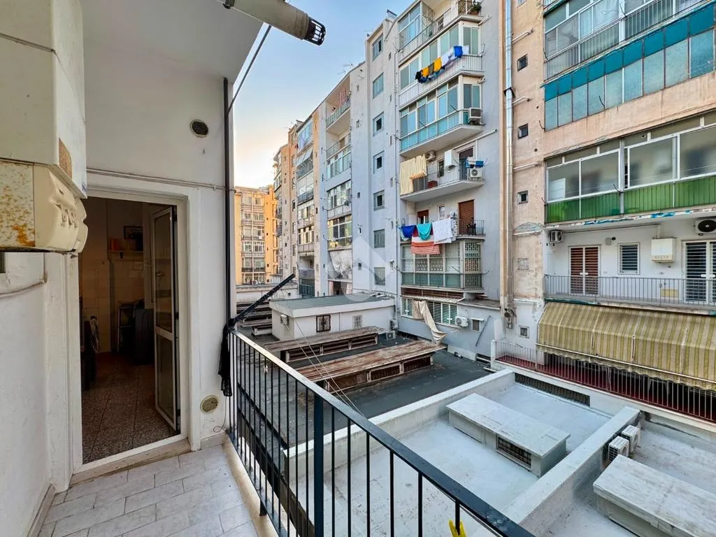 Balcon - 3-Bedroom Apartment with Balcony in Bari