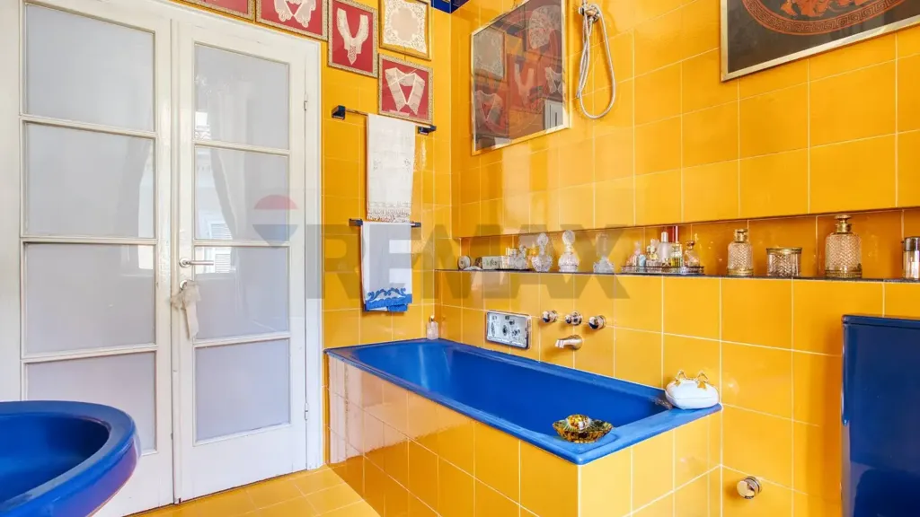 Salles de bain - Historic Apartment with Double Balcony in Novara