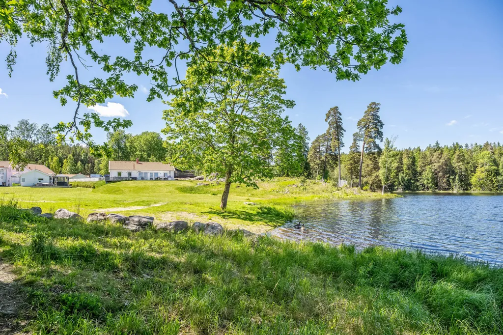 Aed - Unbuilt Plot with Lake View in Stavsjö
